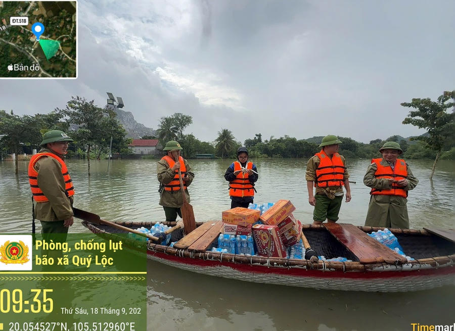 Công an xã Quý Lộc&nbsp;chủ động xuống địa bàn cung cấp nhu yếu phẩm cần thiết hỗ trợ các hộ dân bị ảnh hưởng bởi mưa lũ