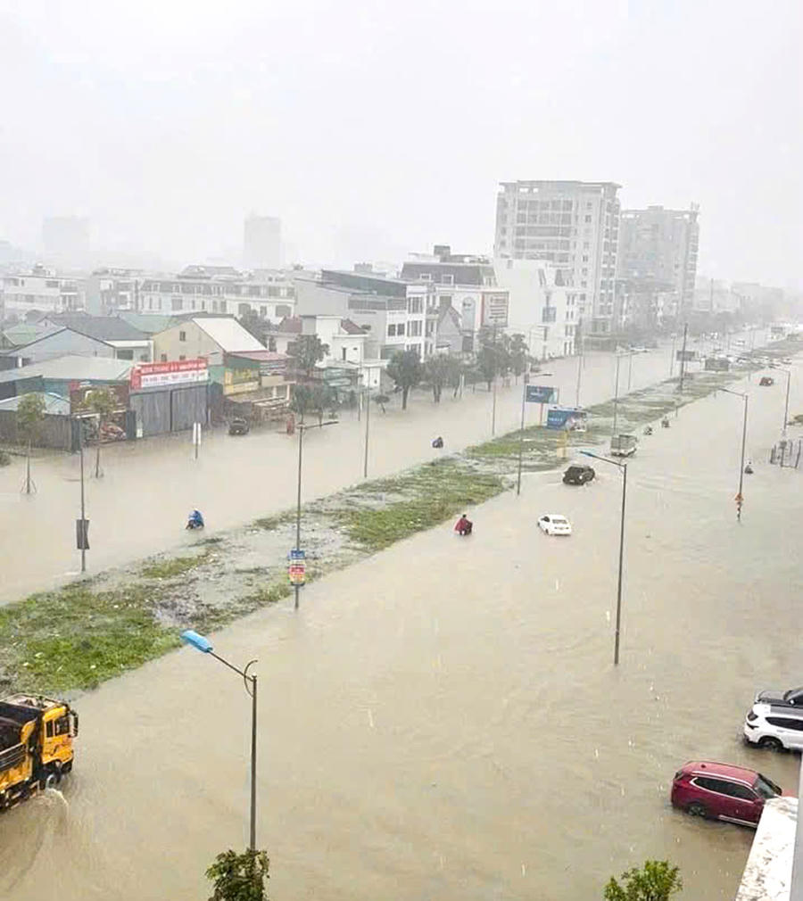 Đại lộ Vinh - Cửa Lò ngập sâu trong "biển" nước.