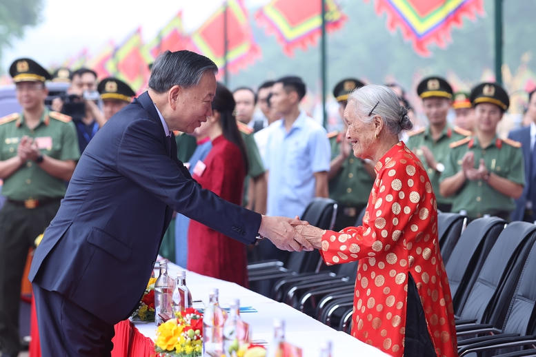 Tổng Bí thư, Chủ tịch nước Tô Lâm thăm hỏi Mẹ Việt Nam anh hùng tại Lễ Kỷ niệm - Ảnh: chinhphu.vn/Nhật Bắc