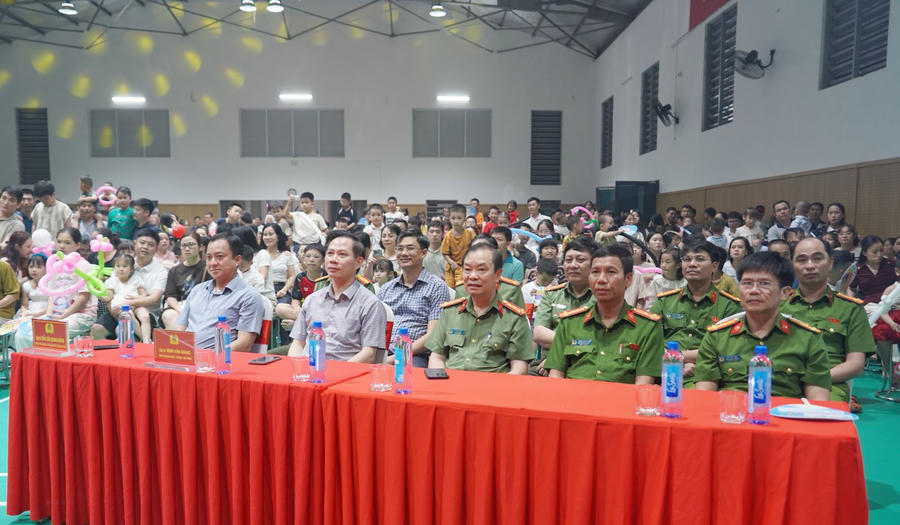 Các đồng chí Phó Giám đốc Công an tỉnh: Đại tá Trần Thái Quang Hoàng, Đại tá Trịnh Văn Giang và đại diện lãnh đạo&nbsp;các phòng chức&nbsp;năng tham dự và chung vui cùng các cháu thiếu nhi