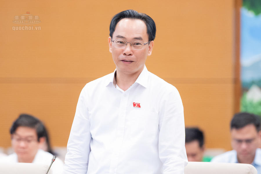 Bộ trưởng Bộ Giáo dục và Đào tạo Hoàng Minh Sơn giải trình. Ảnh: quochoi.vn