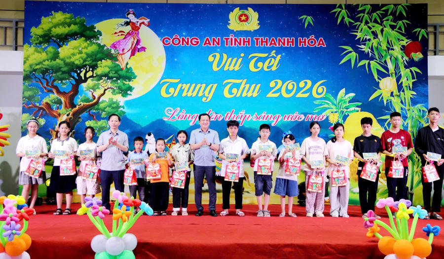 Các đồng chí Lãnh đạo Công an tỉnh tặng quà cho các cháu là con đỡ đầu, em nuôi của đoàn, các cháu có thành tích cao trong học tập.