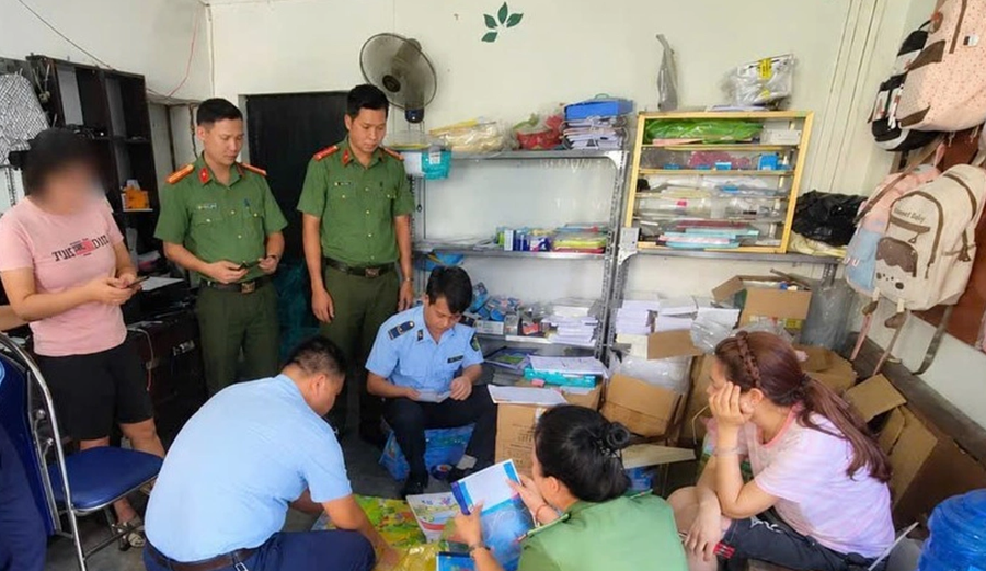Cơ quan chức năng kiểm tra cơ sở photocopy M.V phát hiện in nhiều sách giáo khoa trái phép (Ảnh: Công an Ninh Bình).