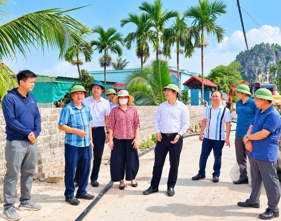 Cán bộ địa phương cùng người dân khảo sát tuyến đường mở rộng từ sự đồng thuận của lòng dân.