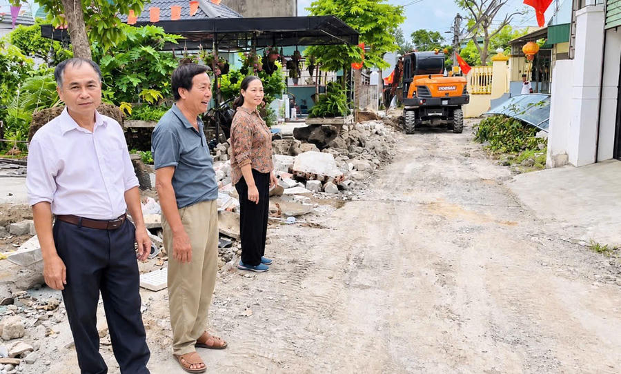 Người dân tự nguyện hiến đất, tháo dỡ công trình để mở rộng đường.
