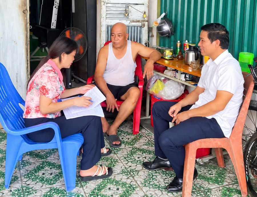 Người dân nhận tiền đền bù, hỗ trợ sau khi bàn giao đất phục vụ dự án mở đường.