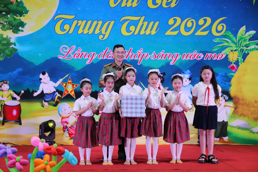Đại diện Ban tổ chức trao quà cho các cháu thiếu nhi