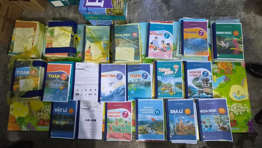 Các loại sách chủ quan in trái phép sau đó bán công khai trên mạng (Ảnh: Công an Ninh Bình).
