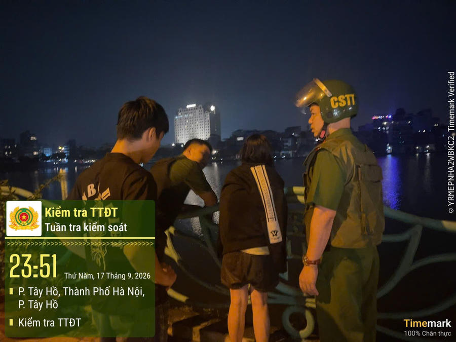 Công an phường Tây Hồ kịp thời ngăn chặn người phụ nữ có ý định tự tử bên Hồ Tây.
