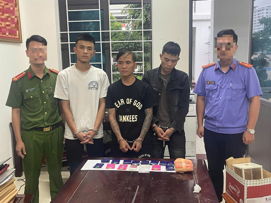 Các đối tượng: Nguyễn Văn Dương, Hồ Gia Tấn Kiệt, Hồ Xuân Hương và số ma túy bị thu giữ - Ảnh Công an Nghệ An.