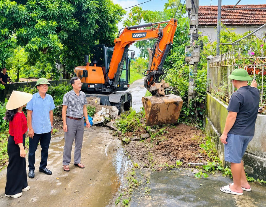 Cán bộ đến từng hộ dân tuyên truyền, vận động mở rộng đường.