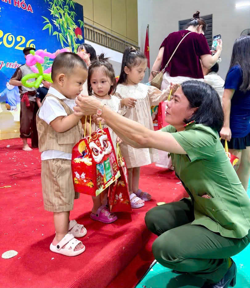 Chiếc đèn lồng nhỏ theo các em trở về nhà, mang theo những niềm vui giản dị của một đêm Trung thu đáng nhớ