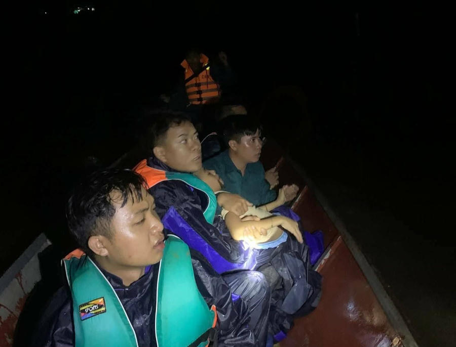 Kịp thời đưa học sinh bị co giật đi cấp cứu trong đêm.