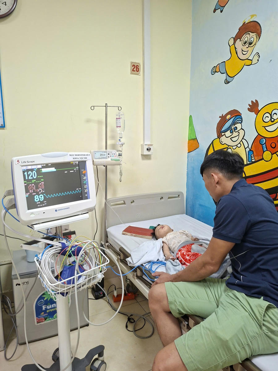 Em bé bị tim bẩm sinh đang theo dõi điều trị. Ảnh Đào Xuân