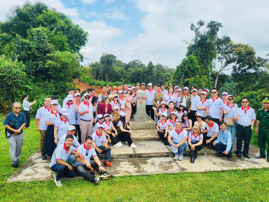 Từ cột mốc 55: Nơi ánh sáng nối dài trên đường biên.