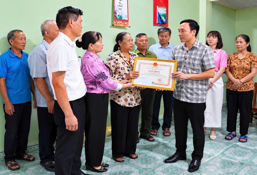 Bà Nguyễn Thị Thi, trú tại Tổ 1, khu phố Hà Tu 2, được biểu dương vì tự nguyện tháo dỡ nhà, hiến đất phục vụ mở đường.