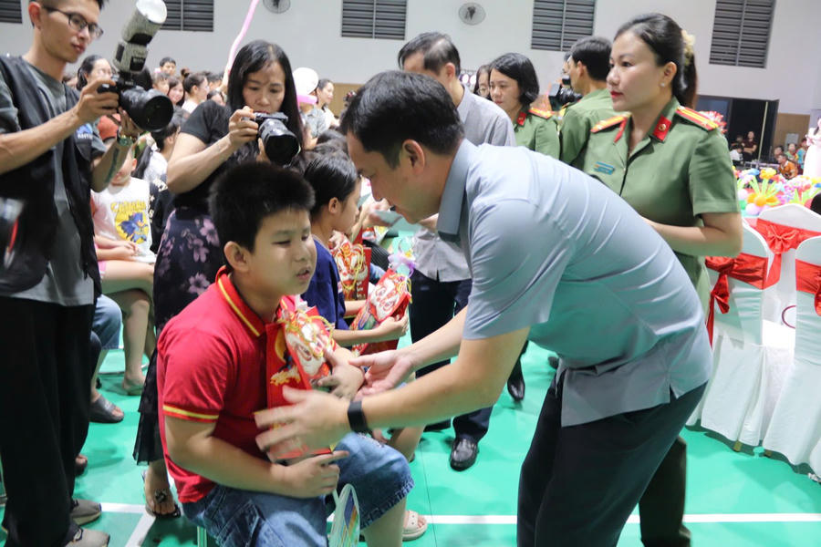 Đại tá Trần Thái Quang Hoàng, Phó Giám đốc Công an tỉnh tặng quà trung thu cho các em nhỏ