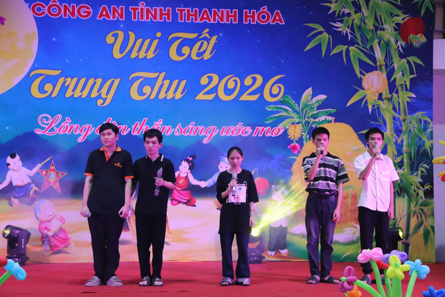 Tiết mục văn nghệ của học sinh Trung tâm Giáo dục dạy nghề cho người mù tỉnh Thanh Hóa biểu diễn.