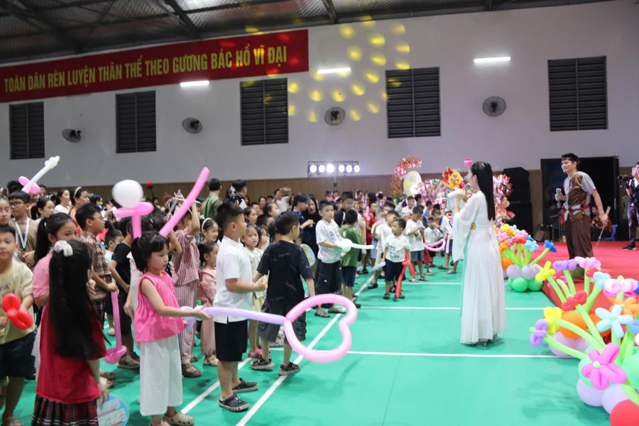 Các bạn nhỏ được tham gia giao lưu cùng chị Hằng, chú Cuội