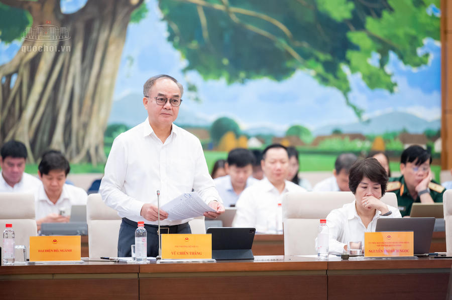Thứ trưởng Bộ Nội vụ Vũ Chiến Thắng phát biểu. Ảnh: quochoi.vn