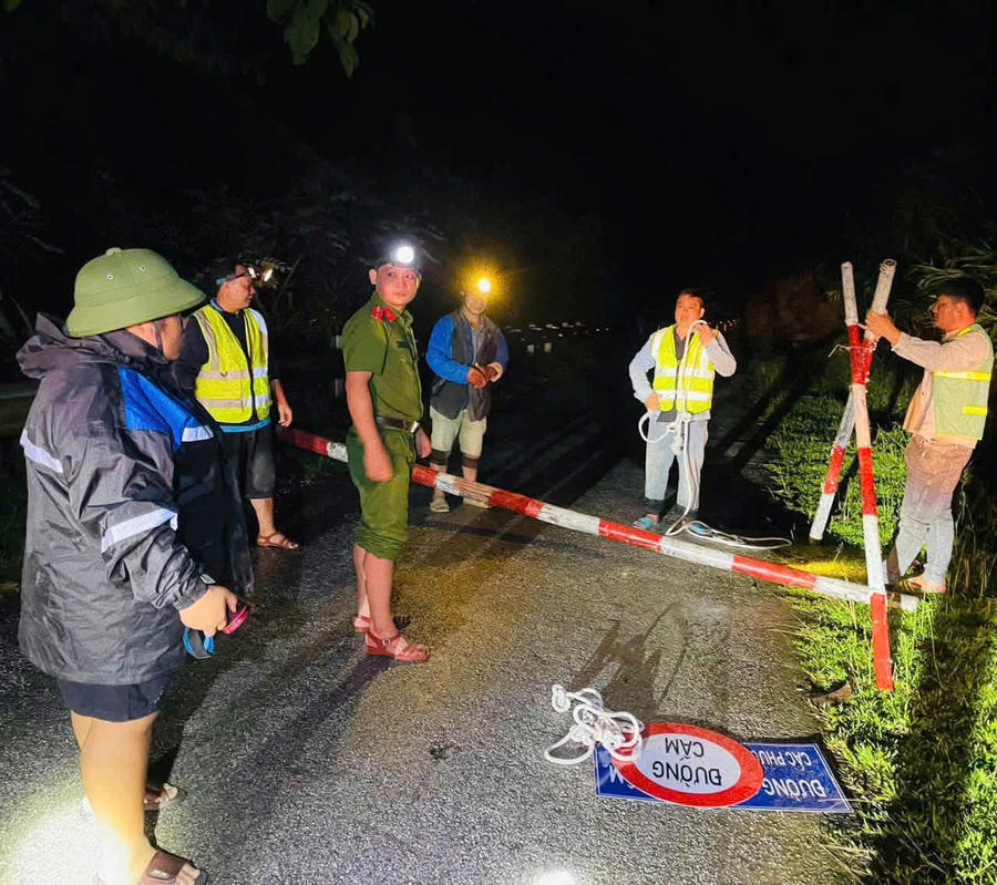 Lập chốt, dựng barie tại các điểm bị sạt lở nhằm cảnh báo, ngăn ngừa người và phương tiện qua lại.