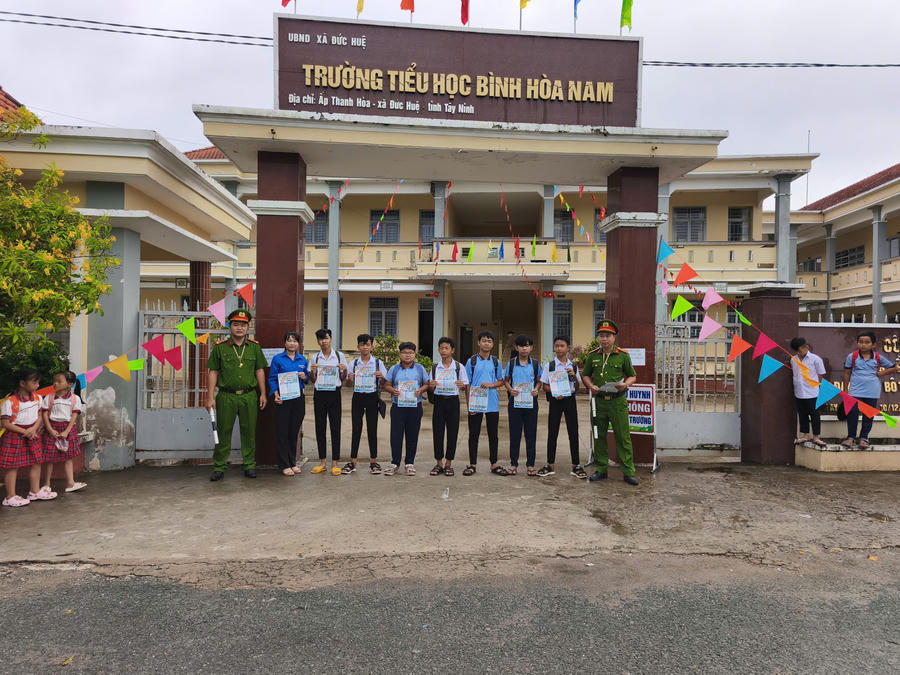 Việc tuyên truyền không chỉ dừng ở phổ biến quy định pháp luật mà còn chú trọng trang bị kỹ năng xử lý các tình huống thực tế cho học sinh (ảnh: Công an Tây Ninh)