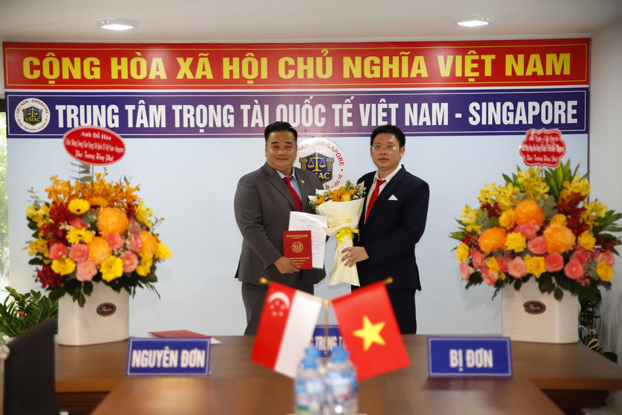Ông Đỗ Hữu Nghĩa, Chủ tịch VSIAC trao quyết định bổ nhiệm ông Nguyễn Duy Khương, Phó Chủ tịch VSIAC phụ trách Văn phòng đại diện Đồng Nai.