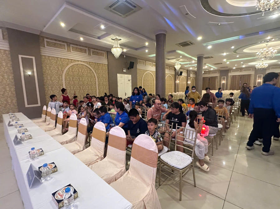Các cháu thiếu nhi đã có mặt từ rất sớm để vui "Đêm hội trăng rằm".