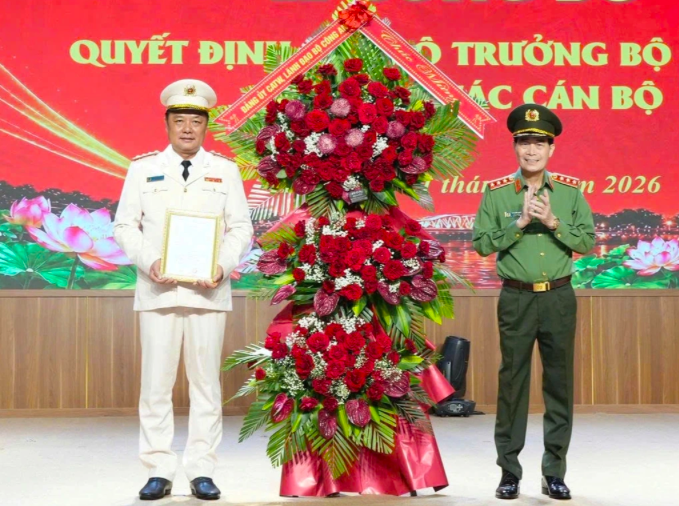 Thượng tướng Lê Quốc Hùng (bên trái) trao quyết định bổ nhiệm Giám đốc Công an thành phố Huế (Ảnh: Công an cung cấp).
Thượng tướng Lê Quốc Hùng (bên trái) trao quyết định bổ nhiệm Giám đốc Công an thành phố Huế (Ảnh: Công an cung cấp).
