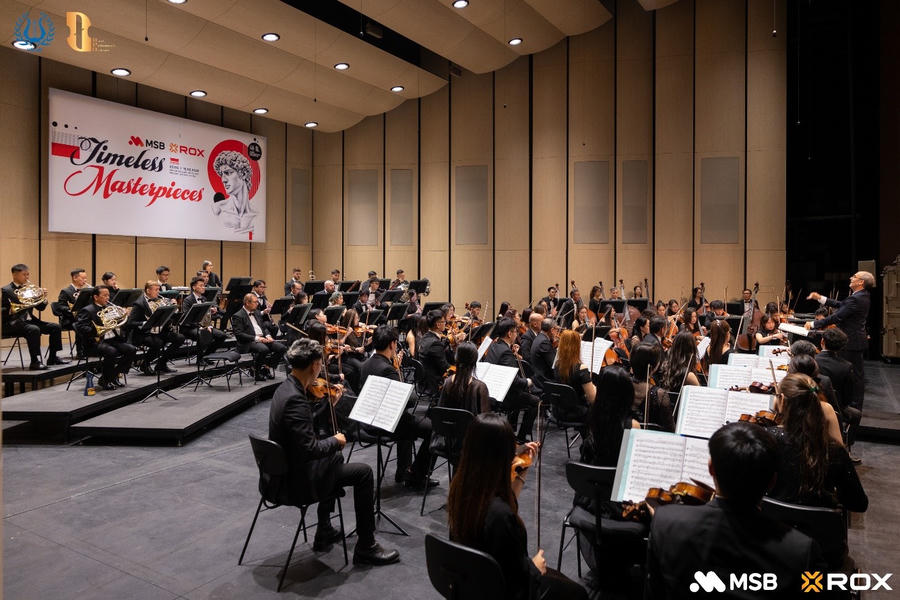 Nhà hát Hồ Gươm trở thành điểm hẹn của những tâm hồn yêu nghệ thuật trong đêm hòa nhạc Timeless Masterpieces - Những kiệt tác vượt thời gian. Giữa không gian trang trọng, khán giả cùng bước vào hành trình 4 bản hòa tấu, khám phá những giá trị âm nhạc đã vượt qua giới hạn của thời đại.