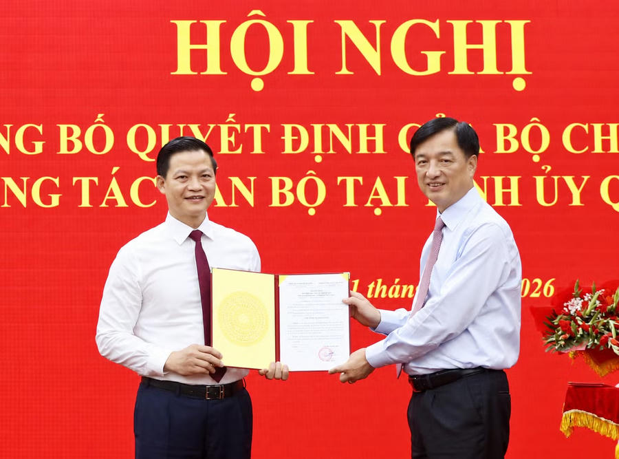 Trưởng Ban Tổ chức Trung ương Nguyễn Duy Ngọc trao Quyết định của Bộ Chính trị cho ông Vương Quốc Tuấn. Ảnh: TTXVN
