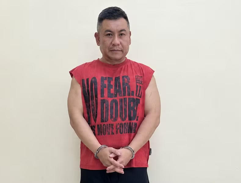 Dương Minh Tuấn, biệt danh "Hoàng Nato" (áo đỏ) và một số đối tượng bị bắt cùng tang vật. Ảnh CA TP HCM