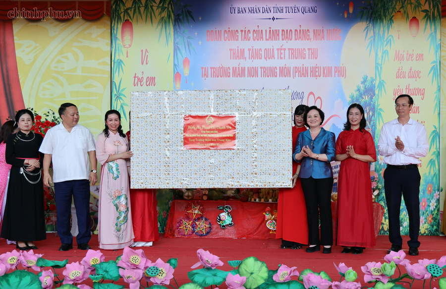 Phó Thủ tướng trao tặng ti vi cho nhà trường, góp phần bổ sung trang thiết bị phục vụ công tác chăm sóc, nuôi dưỡng và giáo dục trẻ em - Ảnh: VGP