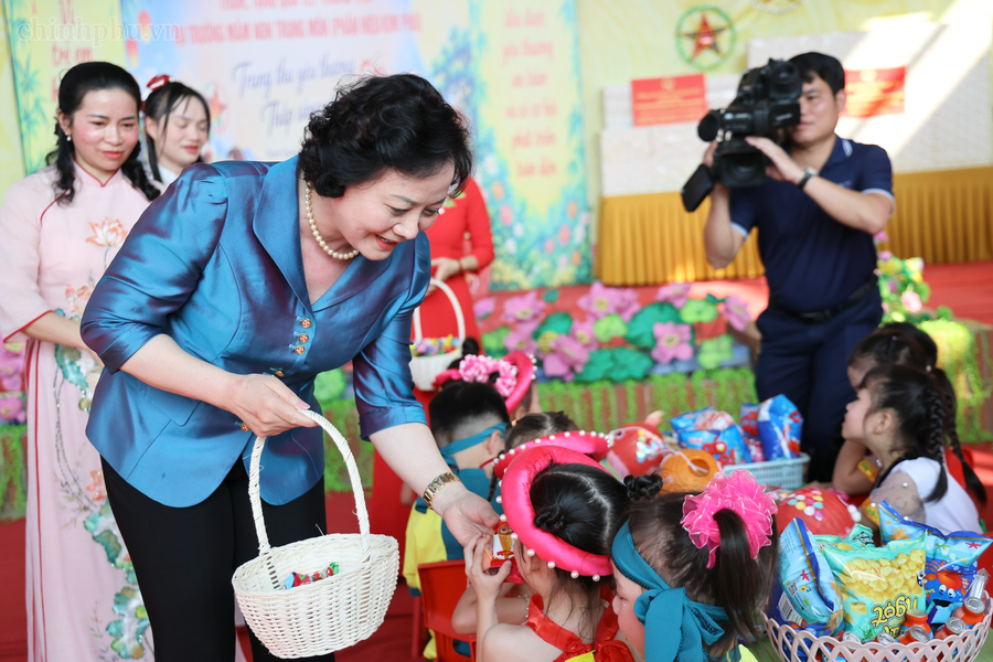 Bí thư Trung ương Đảng, Phó Thủ tướng Phạm Thị Thanh Trà thăm, tặng quà Tết Trung thu tại Trường Mầm non Trung Môn (phân hiệu Kim Phú), phường Minh Xuân, tỉnh Tuyên Quang - Ảnh: VGP