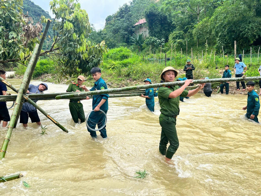Công an xã đã cùng Nhân dân lên rừng chặt cây mét, vận chuyển về suối.