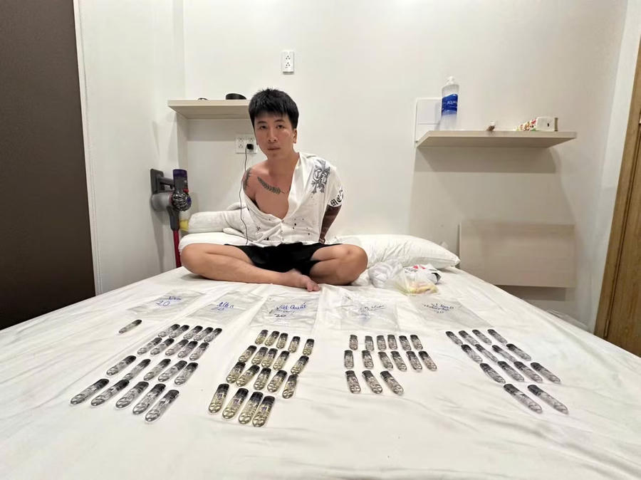 Dương Minh Tuấn, biệt danh "Hoàng Nato" (áo đỏ) và một số đối tượng bị bắt cùng tang vật. Ảnh CA TP HCM