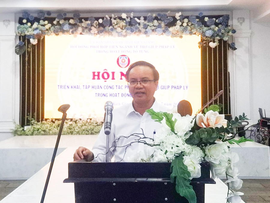 Báo cáo viên TAND tỉnh trình bày về phối hợp TGPL trong hoạt động tố tụng.