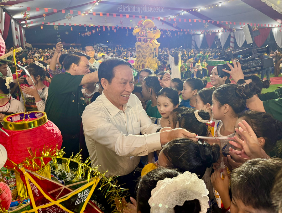 Phó Thủ tướng Lê Tiến Châu vui Tết Trung thu cùng thiếu nhi vùng biên Mường Lát - Ảnh: VGP