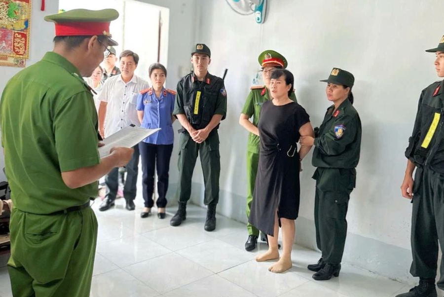 Nguyễn Thị Châu nghe tống đạt các quyết định tố tụng (Ảnh: Công an cung cấp).