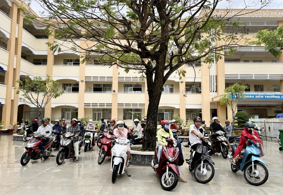Khu vực đón, trả học sinh tại trường THCS Thống Nhất giúp giảm đáng kể tình trạng chen lấn, dừng đỗ tùy tiện trước cổng trường (ảnh: Công an Tây Ninh)