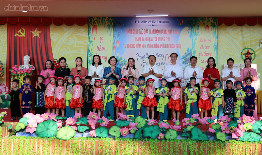 Phó Thủ tướng Phạm Thị Thanh Trà, Phó Chủ nhiệm VPCP Đỗ Ngọc Huỳnh, lãnh đạo tỉnh Tuyên Quang cùng cô trò trường Mầm non Trung Môn (phân hiệu Kim Phú) - Ảnh: VGP