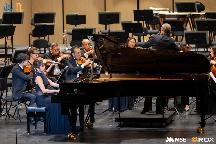 Lương Tố Như cùng Dàn nhạc Giao hưởng Hà Nội mở đầu đêm nhạc bằng Piano Concerto No. 5 của Johann Sebastian Bach. Giữa cấu trúc chặt chẽ của âm nhạc Baroque, tiếng đàn piano tạo nên cuộc đối thoại giàu sắc thái với dàn nhạc, mở ra hành trình khám phá những giá trị nghệ thuật không ngừng được tiếp nối qua các thế hệ.
