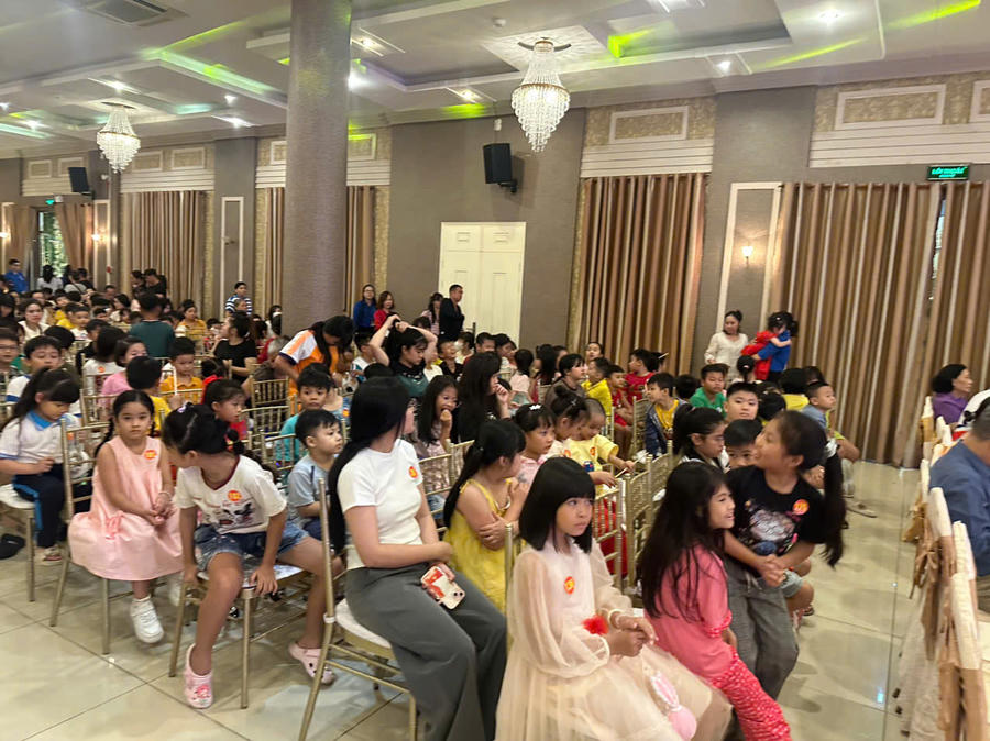 Các cháu thiếu nhi đã có mặt từ rất sớm để vui "Đêm hội trăng rằm".