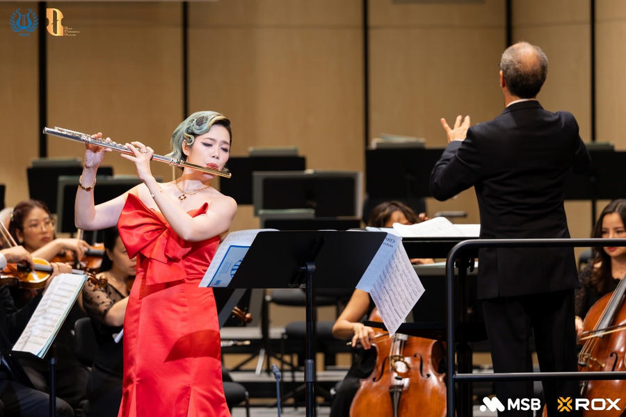 Với tiếng flute mềm mại, trong trẻo và giàu sắc thái, Lê Thư Hương đưa khán giả đến với Suite de 3 morceaux của Benjamin Godard. Ba chương nhạc đan xen giữa nét duyên dáng, thanh lich và sự rực rỡ, cho thấy sức sống của những tác phẩm cổ điển khi được tái hiện bằng cảm quan nghệ thuật đương đại.