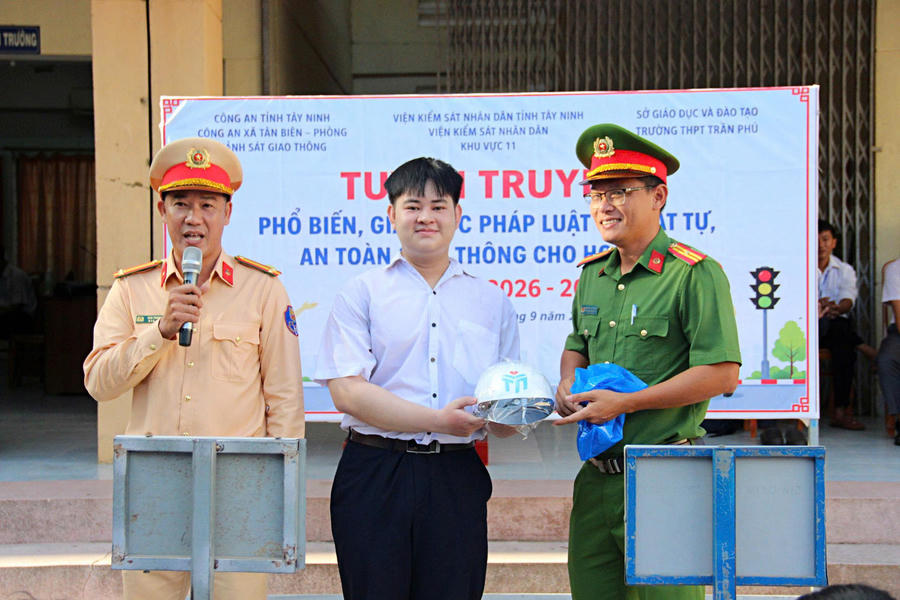 Nội dung tuyên truyền được lực lượng chức năng lựa chọn theo hướng trực quan, sinh động, gắn với những tình huống học sinh thường gặp trên đường đến trường và trong sinh hoạt hằng ngày (ảnh: Công an Tây Ninh)
