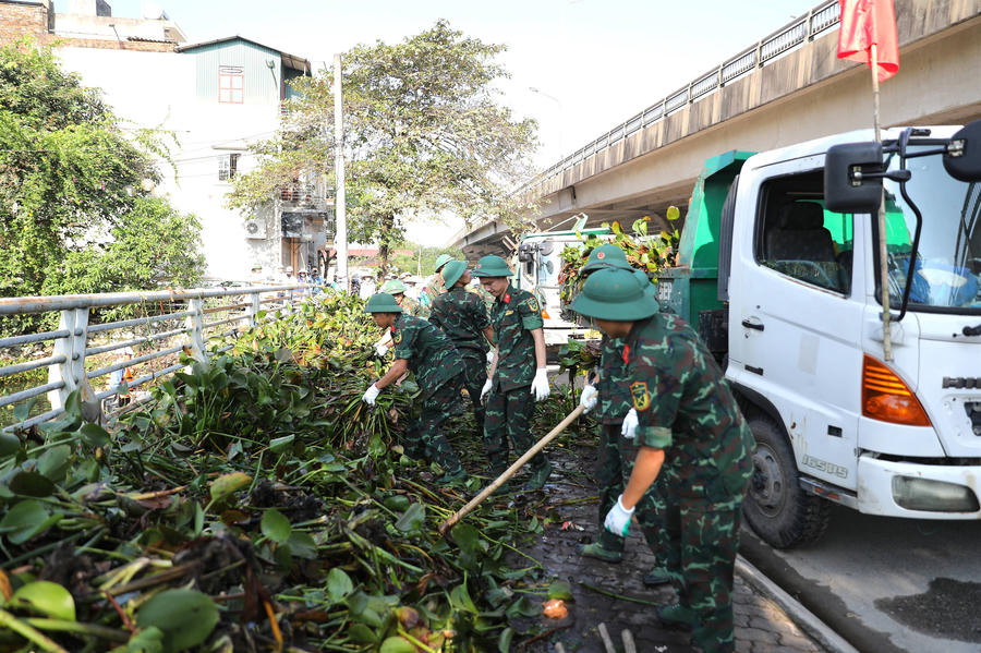 Các đơn vị bắt tay ngay vào việc dọn dẹp vệ sinh môi trường sau lễ phát động. (Ảnh: thanhhoa.gov.vn)