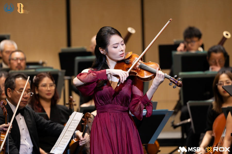Trong Concerto Violin No. 1 của Max Bruch, Hoàng Hồ Khánh Vân dẫn dắt khán giả qua những cung bậc trữ tình, sâu lắng và đầy kịch tính. Tiếng violin cất lên như một giọng hát giàu cảm xúc, nối liền vẻ đẹp của âm nhạc Lãng mạn với sự rung động của người nghe hôm nay.