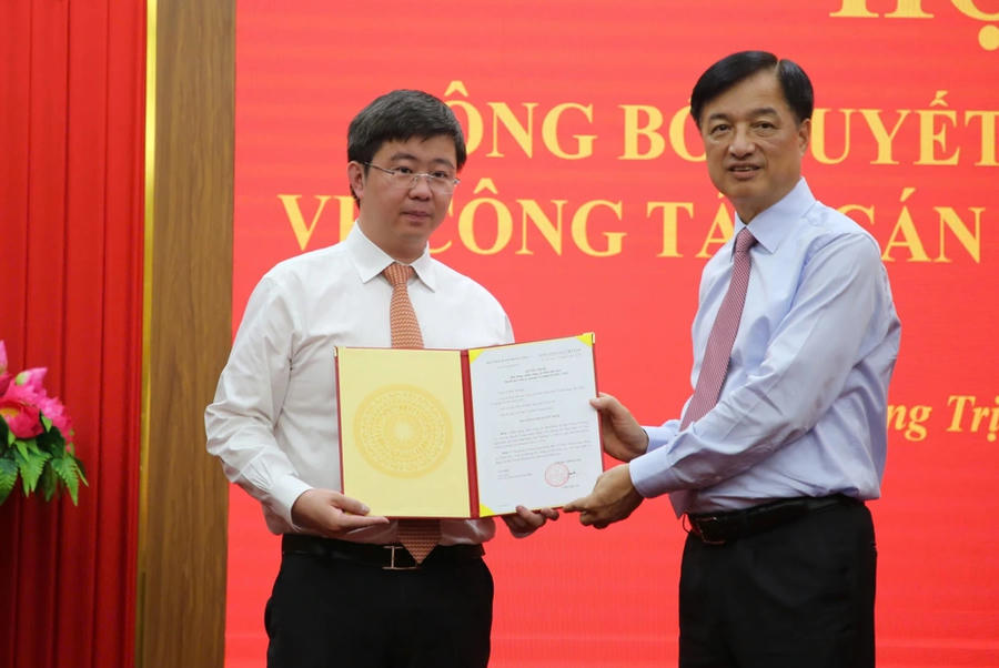 Trưởng Ban Tổ chức Trung ương Nguyễn Duy Ngọc trao quyết định cho ông Bùi Hoàng Phương. Ảnh: Dân Trí.