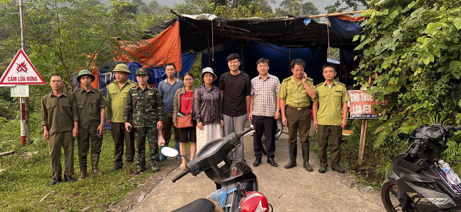 Anh Trần Quang Minh (áo phông đen) được lực lượng chức năng tìm kiếm, đưa về nhà an toàn.