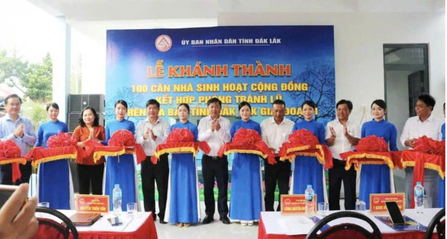 Ủy viên Trung ương Đảng, Bí Thư Tỉnh ủy, Trưởng đoàn ĐBQH tỉnh Đắk Lắk Lương Nguyễn Minh Triết (người đứng giữa ) cùng các đại biểu thực hiện nghi thức khánh thành Nhà sinh hoạt cộng đồng kết hợp phòng tránh lũ. Ảnh: Cổng TTĐT Đắk Lắk